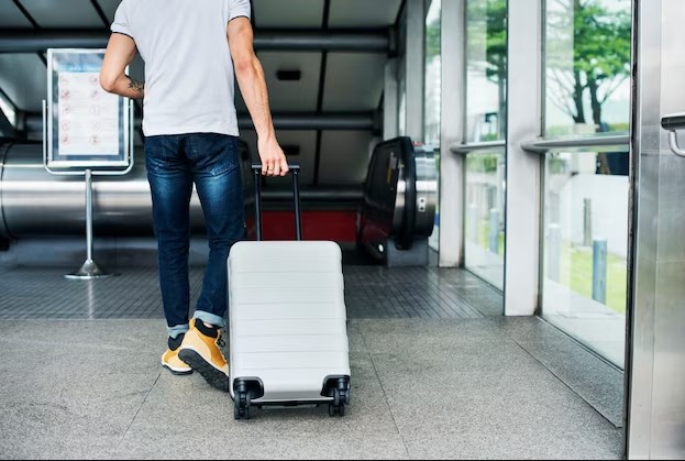 Bagaimana cara menghindari overpacking saat menggunakan koper?